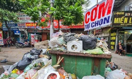 Rác thải ùn ứ ở nội đô Hà Nội khi người dân chặn xe chở rác vào bãi rác Nam Sơn