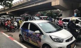 Xe taxi dán logo quảng cáo web cờ bạc nghênh ngang diễu phố Hà Nội