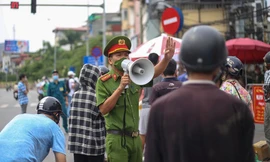 Hà Nội vẫn kiểm soát giấy đi đường trong khi chờ chỉ đạo từ thành phố