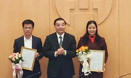 Chủ tịch UBND thành phố Hà Nội trao quyết định cho ông Bùi Duy Cường và bà Trần Thị Phương Lan