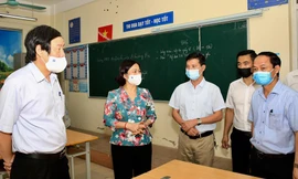 Phó Bí thư Thường trực Thành ủy Hà Nội Nguyễn Thị Tuyến kiểm tra công tác phòng, chống dịch COVID-19 và chuẩn bị kỳ thi tuyển sinh vào lớp 10 tại điểm thi Trường Trung học cơ sở Thanh Liệt (huyện Thanh Trì).