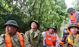 Phó Thủ tướng Lê Thành Long đi xuồng máy kiểm tra vùng ngập lũ ở Hà Nội