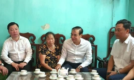 Phó Bí thư Thành ủy Hà Nội Đào Đức Toàn thăm hỏi bà Hoàng Thị Phúc, mẹ liệt sĩ Nguyễn Huy Thịnh