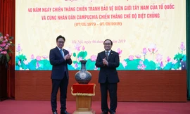 Bí thư Thành ủy Hà Nội Hoàng Trung Hải trao quà lưu niệm cho Đại sứ Campuchia tại Việt Nam nhân dịp buổi gặp mặt.