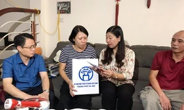 Bà Hương thăn hỏi gia đình các hộ dân quanh vụ cháy. Ảnh: HNM