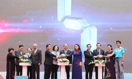 Thủ tướng Nguyễn Xuân Phúc cùng các đại biểu nhấn nút phát động “Năm An toàn cho phụ nữ và trẻ em” sáng nay, 6/3. 