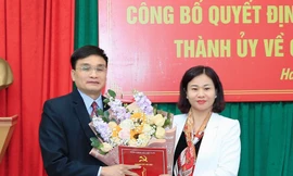 Phó Bí thư Thường trực Thành ủy Hà Nội Nguyễn Thị Tuyến trao quyết định của Ban Thường vụ Thành ủy và tặng hoa chúc mừng ông Nguyễn Trường Sơn