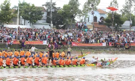 Sự cố hi hữu trong lễ hội đua ghe Ngo lớn nhất Việt Nam