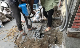 Hà Nội: Lát vỉa hè xong rồi dùng máy đục xới tung để hạ ngầm ống nước