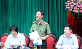 Thượng tá Phạm Tùng Vân trả lời câu hỏi của báo chí. Ảnh: Thành An