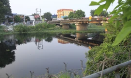 Cả dòng sông đen kịt, bốc mùi hôi thối ở Hải Dương