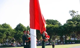 Đón xem lễ Thượng cờ trang nghiêm tại Quảng trường Đại Đoàn Kết