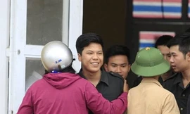 Người dân thả 19 cán bộ, chiến sĩ công an sau cuộc đối thoại với Chủ tịch UBND thành phố Hà Nội Nguyễn Đức Chung vào ngày 22/4