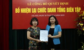 Chủ tịch LĐLĐ thành phố Hà Nội Nguyễn Thị Tuyến (phải) trao quyết định bổ nhiệm lại chức vụ Tổng Biên tập báo Lao động Thủ đô cho bà Lê Thị Bích Ngọc