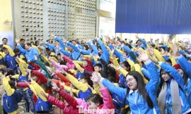 Đại biểu thanh niên hòa nhịp cùng trẻ em khuyết tật