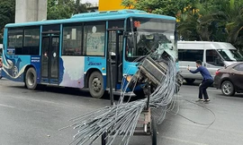 Sau tai nạn xe chở thép đâm xe buýt, Hà Nội yêu cầu xử lý nghiêm xe tự chế
