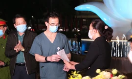 Giám đốc Bệnh viện Bạch Mai nhận quyết định hết cách ly phong tỏa từ lãnh đạo phường Phương Mai (quận Đống Đa) đêm 11/4. Ảnh: Hoàng Mạnh Thắng