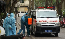 Lực lượng chức năng tiến hành cách ly khu vực Ngũ Xã, Trúc Bạch. Ảnh: Mạnh Thắng