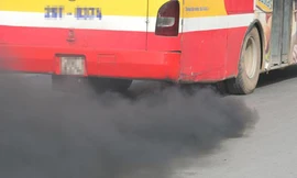Hà Nội: Xe buýt ì ạch trên đại lộ, phả khói mù mịt