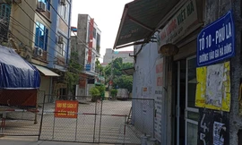 Cách ly khu vực phát hiện ca bệnh tại Hà Đông. Ảnh: PV