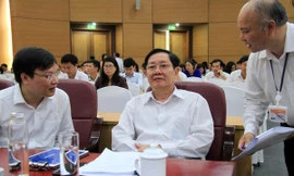 Bộ trưởng Bộ Nội vụ Lê Vĩnh Tân (giữa). Ảnh: Trường Phong