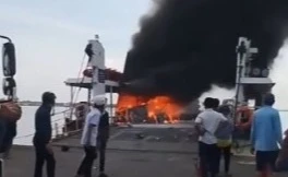 Thanh niên đổ xăng đốt xe trên phà khiến hàng loạt xe máy cháy rụi