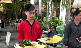 Đoàn quan chức Triều Tiên ăn bánh xèo, nem cua bể ở Hà Nội