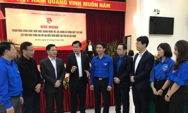 Phó Trưởng ban Dân vận T.Ư Nguyễn Hồng Lĩnh, Phó Chánh Văn phòng T.Ư Đảng Bùi Văn Thạch, Bí thư T.Ư Đoàn Nguyễn Ngọc Lương trao đổi cùng với các đại biểu dự Hội nghị
