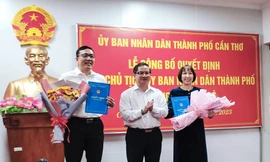 Chủ tịch Cần Thơ trao quyết định công tác cán bộ