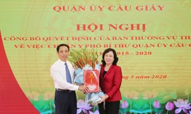 Phó Bí thư Thường trực Thành ủy Hà Nội Ngô Thị Thanh Hằng trao quyết định và tặng hoa cho tân Phó Bí thư Quận ủy Cầu Giấy Nguyễn Văn Chiến