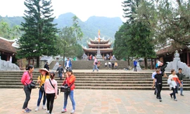 Chùa Hương thưa vắng du khách ngày khai hội