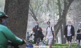 Ngày đầu bắt buộc đeo khẩu trang nơi công cộng ở Hà Nội