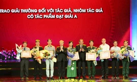 Thường trực Ban Bí thư Trần Quốc Vượng và Phó Thủ tướng Thường trực Chính phủ Trương Hòa Bình trao giải A cho các tập thể, cá nhân. Ảnh: Ngọc Thắng