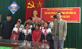 Tặng quà Tết học sinh nghèo Chương Mỹ