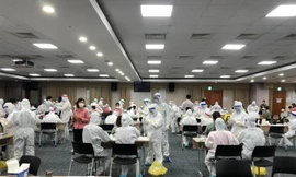 Chủ tịch Hà Nội ra Công điện yêu cầu ngăn chặn nguy cơ dịch COVID-19 xâm nhập vào Khu công nghiệp. Trong ảnh, các công nhân Cty Canon Việt Nam tại Bắc Ninh đang được lấy mẫu xét nghiệm SARS-CoV-2