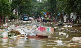 'Biển rác' nổi trên nước lũ ở Tuyên Quang