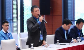 Phó Tổng biên tập báo Tiền Phong Phùng Công Sưởng phát biểu tại diễn đàn. Ảnh: Hoàng Mạnh Thắng