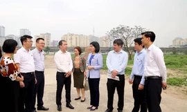 Đoàn giám sát HĐND thành phố Hà Nội khảo sát thực tế tại dự án xây dựng khách sạn Hoa Sen trên địa bàn quận Nam Từ Liêm. Ảnh: Xuân Hải Lê