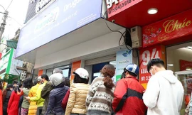 Xếp hàng mua khẩu trang tại Hà Nội - Ảnh: Nhật Minh