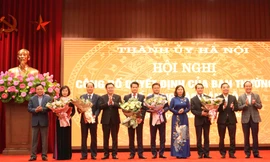 Trao quyết định công tác cho 5 Ủy viên Ban Thường vụ Thành ủy Hà Nội