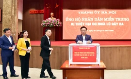 Bí thư Hà Nội quyên góp ủng hộ đồng bào miền Trung