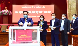 Bí thư Thành ủy Hà Nội Vương Đình Huệ và các lãnh đạo thành phố Hà Nội ủng hộ Quỹ "Vì biển, đảo Việt Nam"