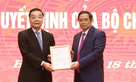 Trưởng Ban Tổ chức T.Ư Phạm Minh Chính thay mặt Bộ Chính trị trao quyết định cho ông Chu Ngọc Anh. Ảnh: Như Ý