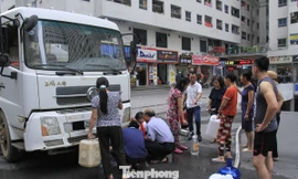 Sự cố nước sạch sông Đà nhiễm bẩn gây ảnh hưởng lớn đến đời sống người dân Thủ đô. Ảnh: Trường Phong