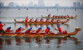 Hơn 500 người bơi chải thuyền rồng ở Hồ Tây