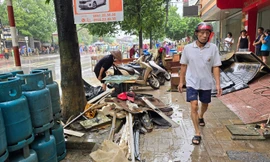 Nước rút, người dân Thái Nguyên hối hả dọn dẹp nhà cửa, nhiều gia đình thiệt hại lớn về tài sản