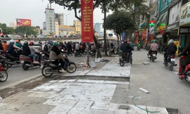 Hà Nội: Ô tô, xe máy thản nhiên đi trên nhiều tuyến vỉa hè vừa sửa chữa