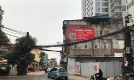 Theo lý giải của Ban Quản lý dự án quận Thanh Xuân, việc chậm giải phóng mặt bằng 3 hộ dân gần nút giao với đường Nguyễn Huy Tưởng khiến việc thi công mở rộng phố Vũ Trọng Phụng gặp nhiều khó khăn 