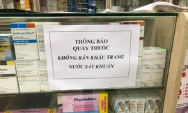 Một cửa hàng thuốc thông báo không bán khẩu trang ở tòa nhà Hapulico ngày 3/2. Ảnh: Trường Phong