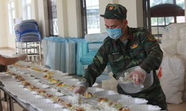 'Đột nhập' bếp ăn quân đội phục vụ hàng trăm người ở khu cách ly Hà Nội